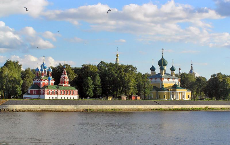 Теплоход на Волге у Углича